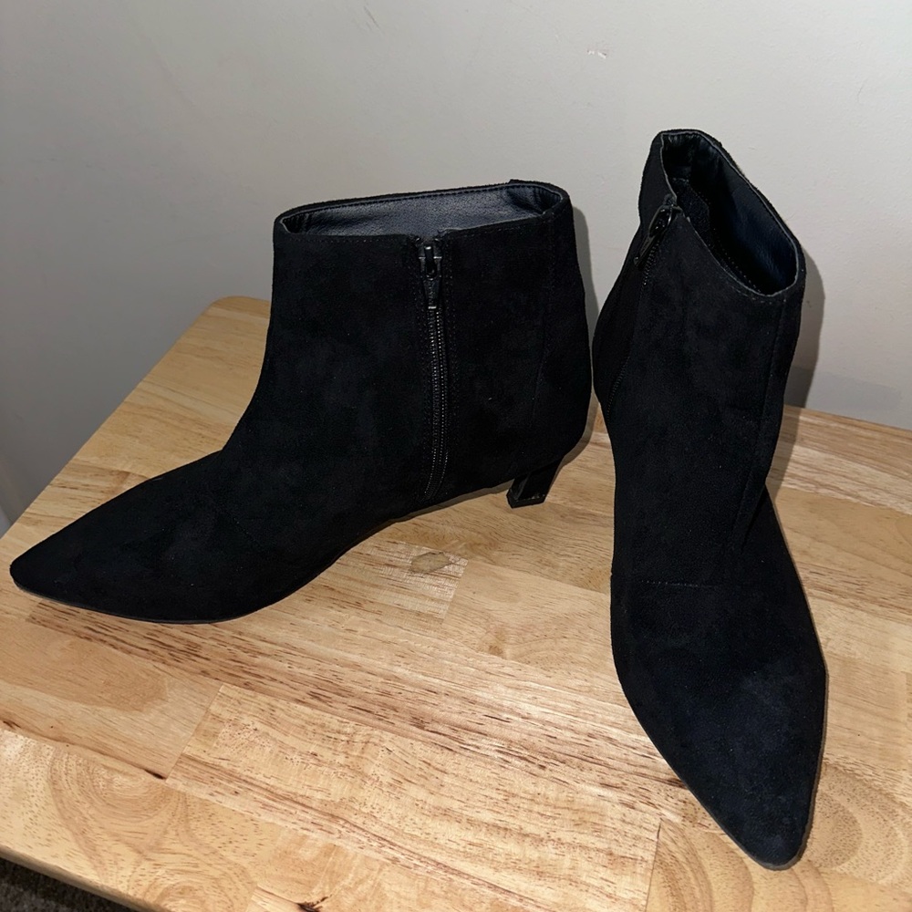 Black Faux Suede Pointed toe Kitten Heel Ankle Bootie
Size 9
In Great condition